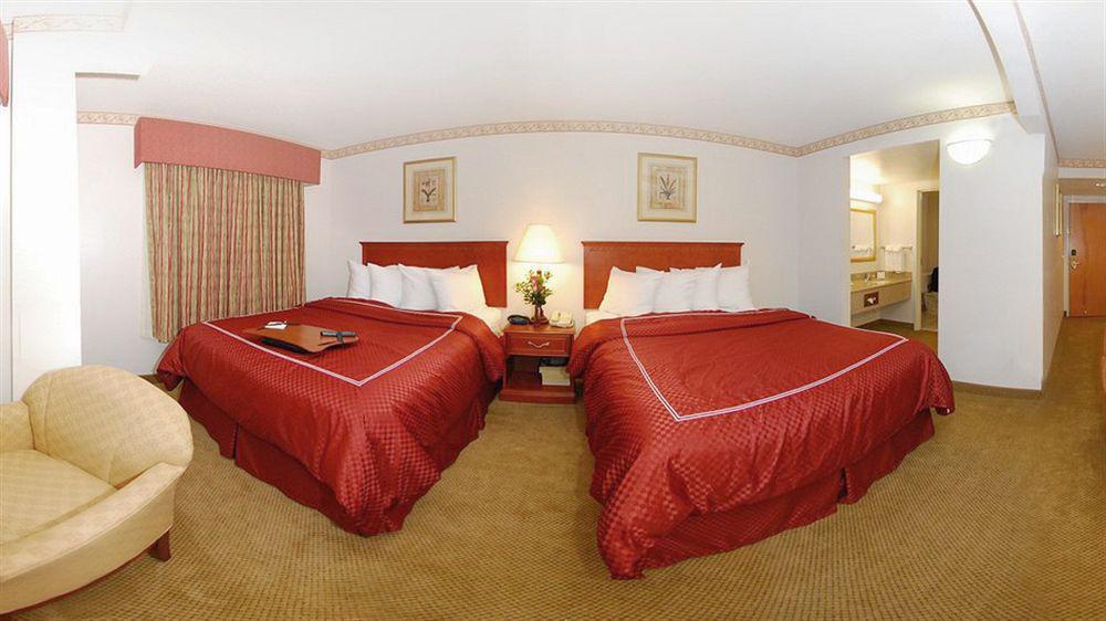 โฟร์ พอยต์ บาย เชอราตัน รอลีจ์ อารีนา Hotel ราลลี ภายนอก รูปภาพ
